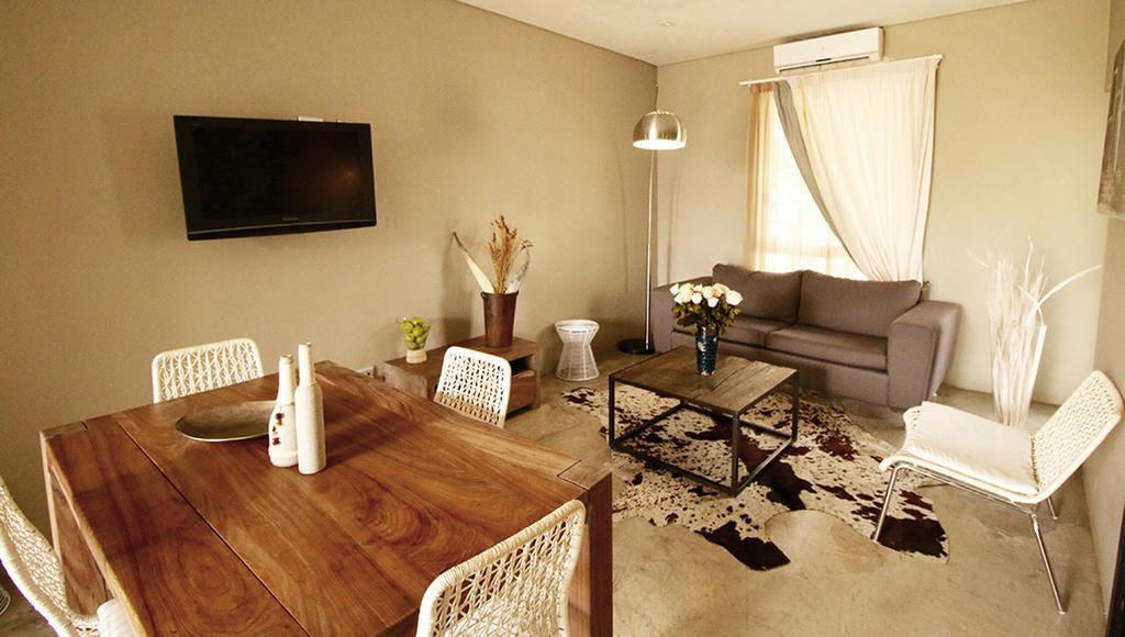 The Village Courtyard Suites & Executive Apartment 温特和克 外观 照片