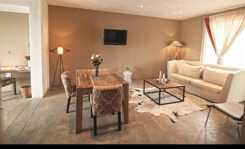 The Village Courtyard Suites & Executive Apartment 温特和克 外观 照片