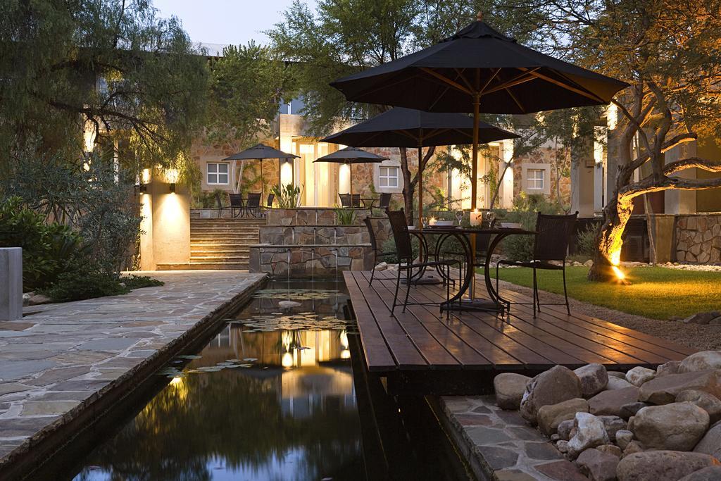 The Village Courtyard Suites & Executive Apartment 温特和克 外观 照片