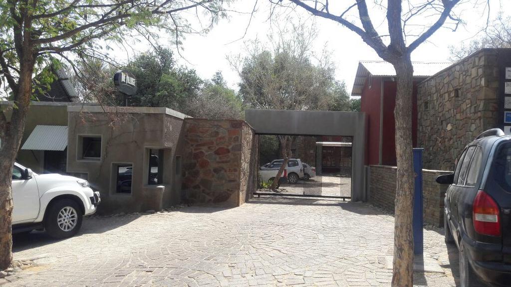 The Village Courtyard Suites & Executive Apartment 温特和克 外观 照片