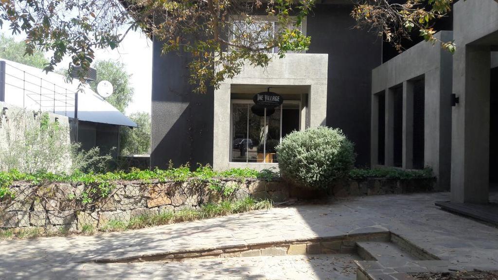 The Village Courtyard Suites & Executive Apartment 温特和克 外观 照片